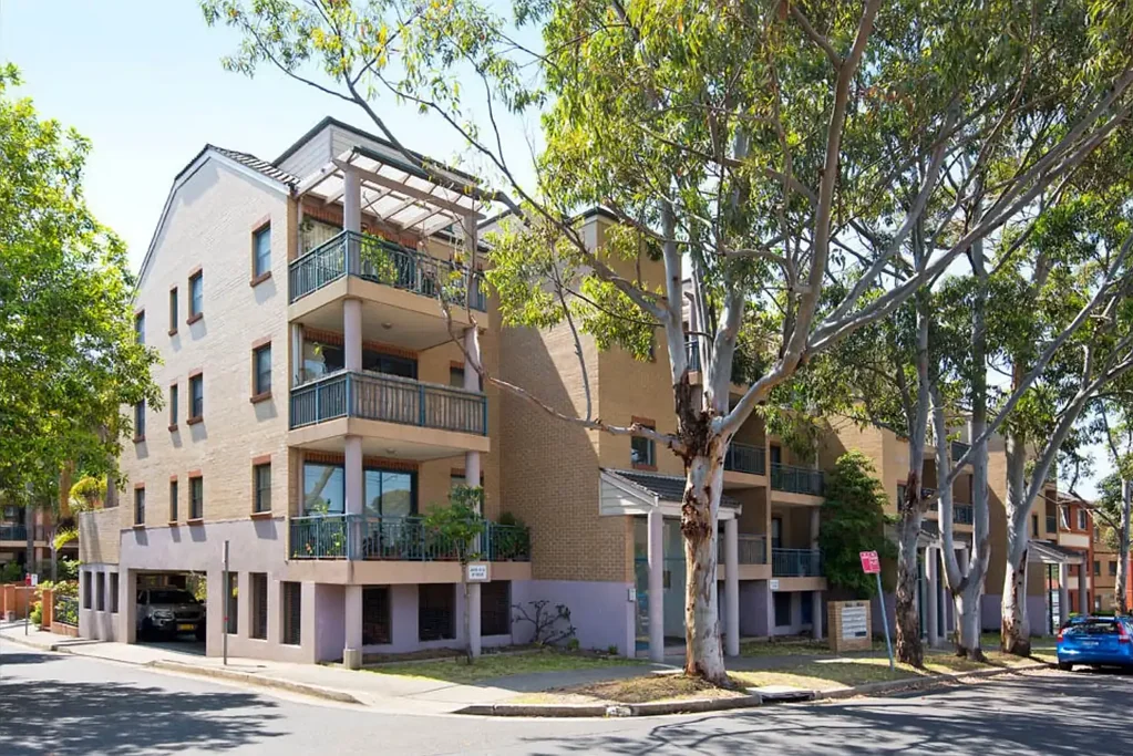 Matraville 2房 Matraville近邻 购物中心便捷 优质安保大楼 主卧带套间 石材台面厨房 新浴室 室内洗衣房 停车库 庭院阳台 Stylish Unit in Sought After Locale
