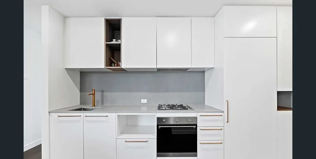 Spacious Top-Floor One-Bedroom Apartment – The Parade, Box Hill