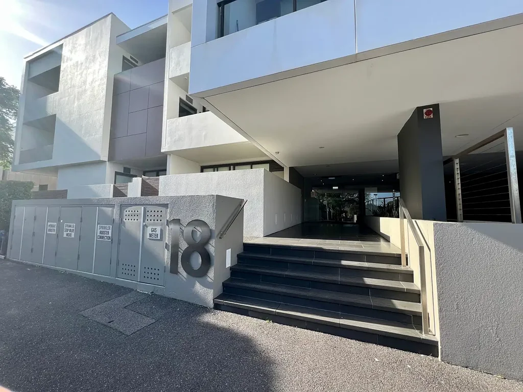 MODERN TWO-BEDROOM APARTMENT CLOSE TO NORTH BRIGHTON STATION - READY TO MOVE IN NOW!