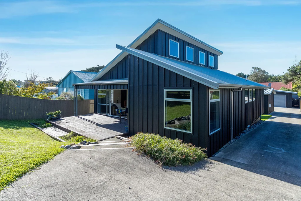 Waitarere Beach 3房  Architectural Elegance & Room for Everyone!