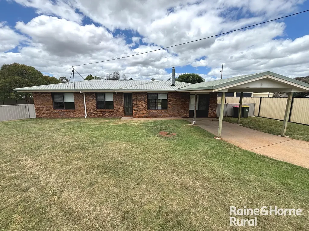 Kingaroy 3ห้องนอน Move in Ready ! Neat 3 bedroom brick on 978m2 Block