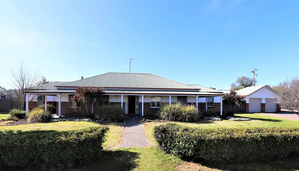 Cootamundra 4 Bedroom A Super Sized Home!