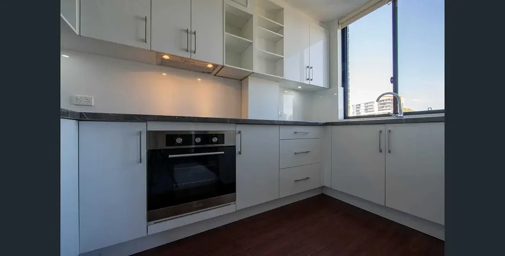 2-Bedroom Apartment with Sunny District Views