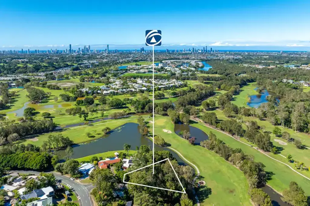 Carrara 5房  Uniquely Positioned Golf Course Frontage Family Home