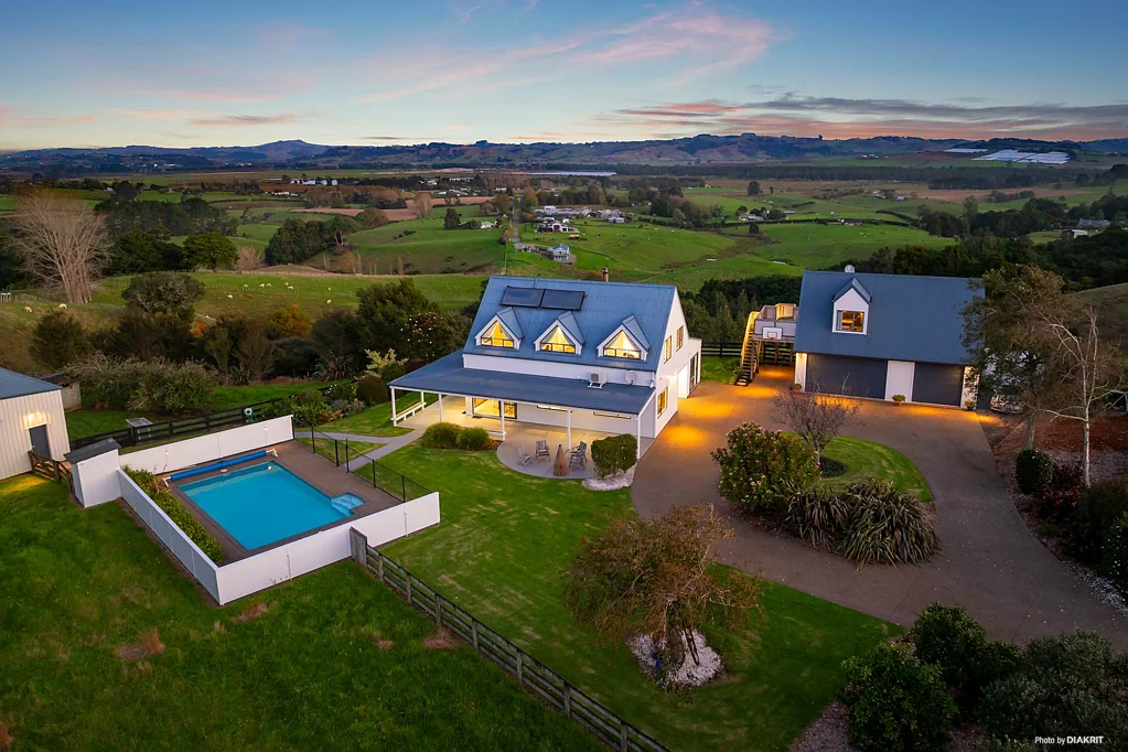 Pukekohe 4房  Lifestyle with Sleepout, Pool, Land & Shedding