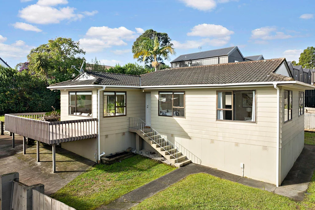 Glen Eden 3房  914m2 of Family Fun & Future Potential