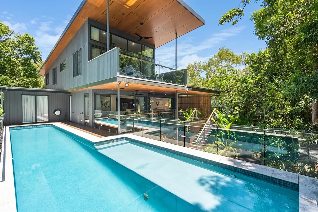Clifton Beach 3房  Architectural coastal retreat – easy 300m beach access.