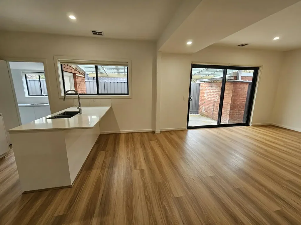 RENOVATED SINGLE LEVEL RESIDENCE IN A PRIME OAKLEIGH EAST LOCATION
