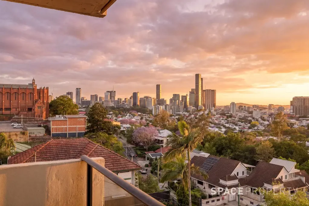 Red Hill 2房 卓越翻新，坐拥壮丽城市景观 A Standout Renovation with Spectacular City Views