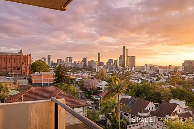 Red Hill 2ਬੈੱਡਰੂਮ A Standout Renovation with Spectacular City Views