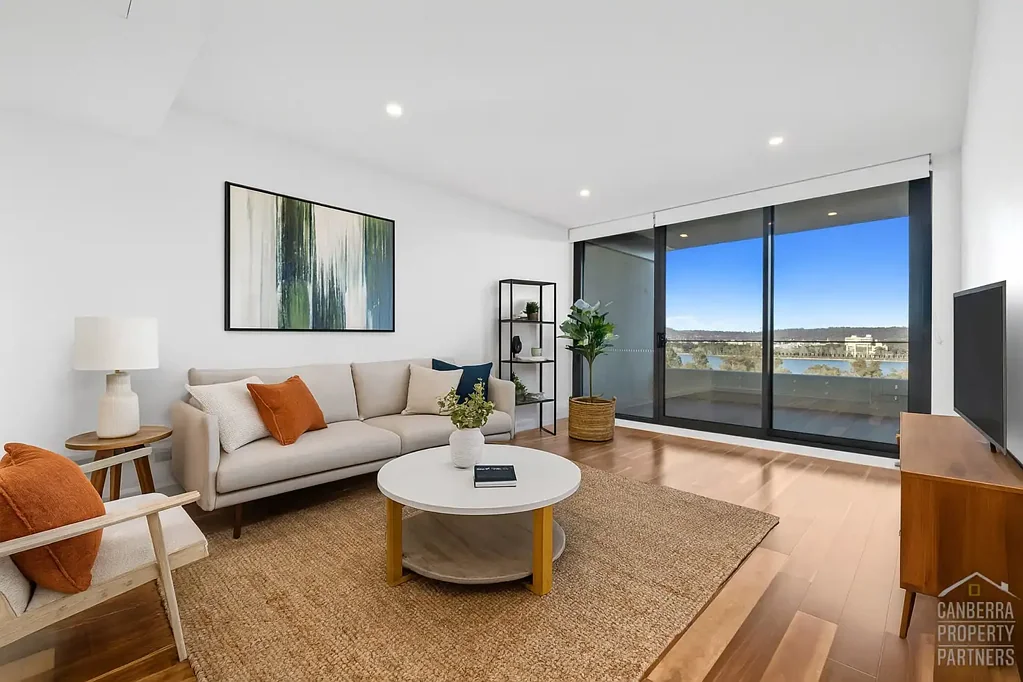 Campbell 2ਬੈੱਡਰੂਮ Contemporary Living & Investment Potential at "The Parade"