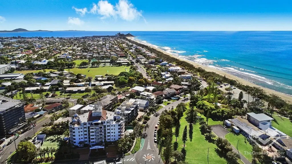 Beachside 2 BED FULLY FURNISHED Courtyard & Spa Apartment