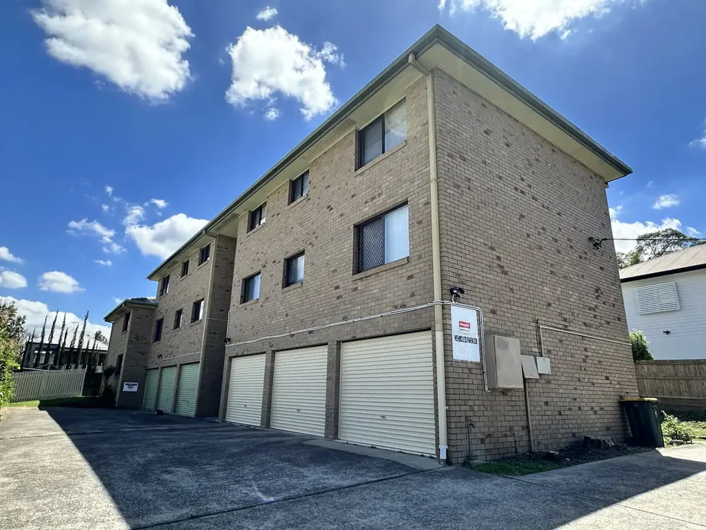 Large 2 bedroom unit in convenient location