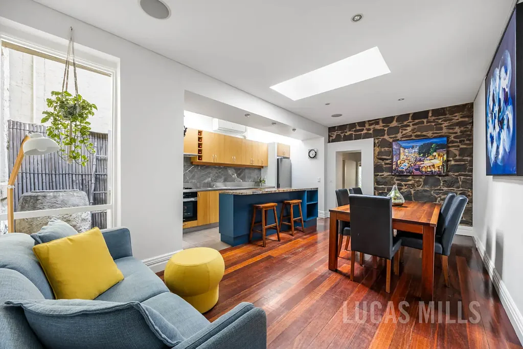 North Melbourne 3બેડરૂમ Bluestone Beauty with Expanded Finesse