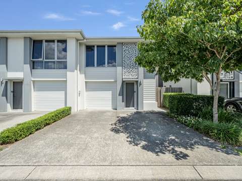 Pimpama 3 Bedroom Modern Townhouse in Gainsborough Greens - The Ideal for Investment or First Home