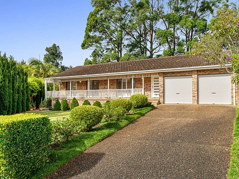 Yarrawarrah 4 Bedroom Immaculate family home with parkside outlooks