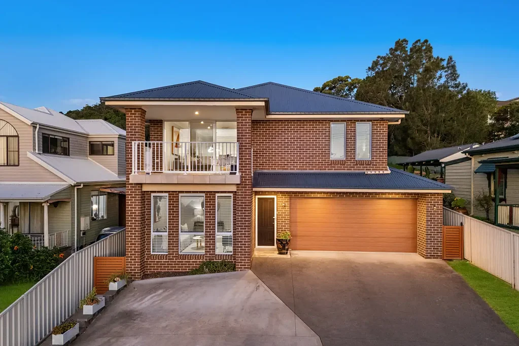 Speers Point 4 Bedroom Panoramic Lake Views Combined with Serious Lifestyle Credentials