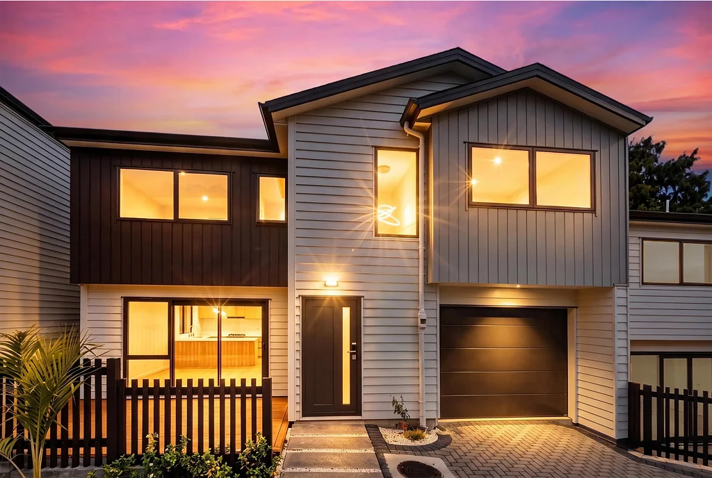 New Lynn 3 Bedroom Near-New • Freehold • Standalone Home