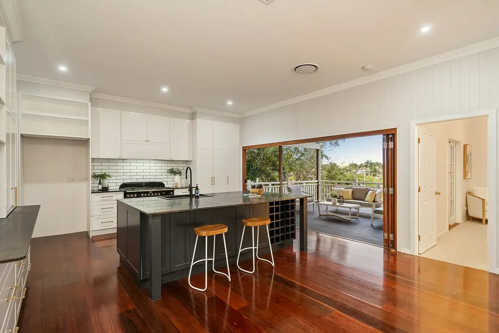 Nundah 5房 优雅翻新的昆士兰式住宅，布局灵活 Elegantly Renovated Queenslander With Flexible Layout