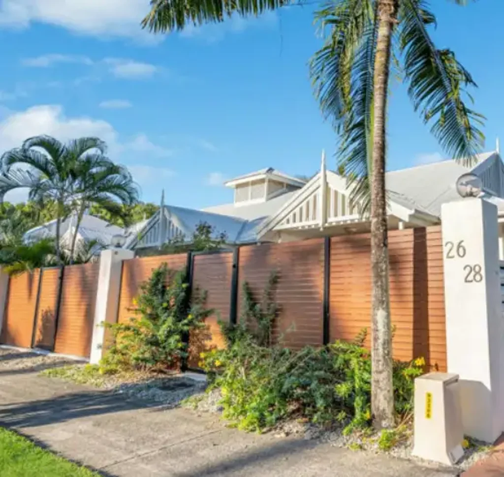 Coastal Living in the Heart of Palm Cove - Stylish & Convenient Unit