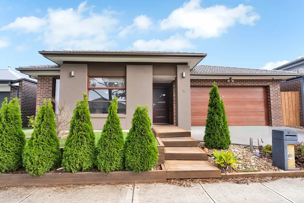 Style, Comfort & Luxury. All in One! - Solar Panels Included