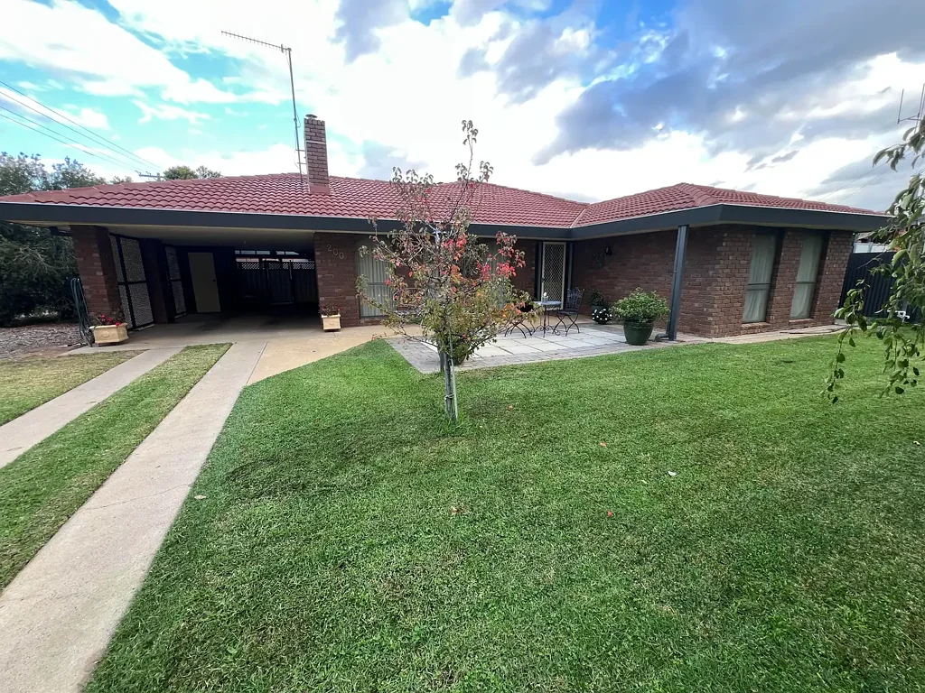 Deniliquin 3 Bedroom SPACIOUS HOME, CORNER BLOCK CLOSE TO GOLF COURSE