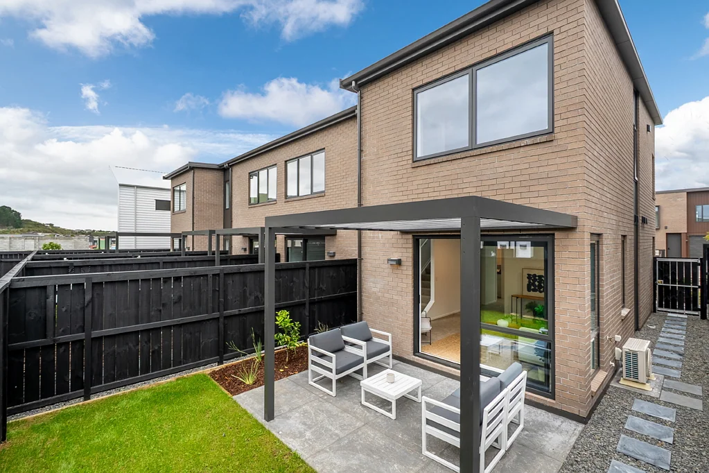 Stonefields 3ਬੈੱਡਰੂਮ Bright Corner Terrace, Viewing ready