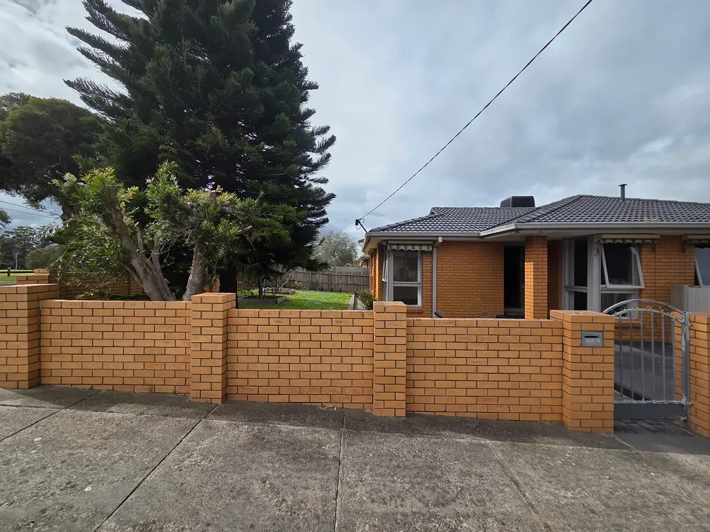 Close to Clarinda Shops & Primary School
