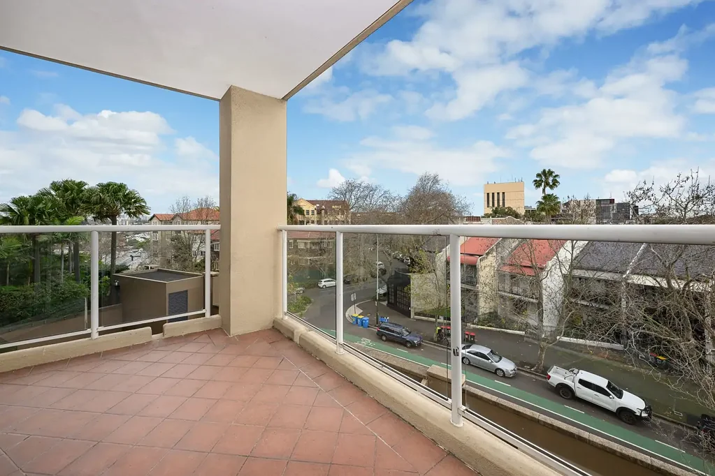 FANTASTIC APARTMENT WITH PANORAMIC EASTERN SUBURB VIEWS IN UNBEATABLE LOCATION