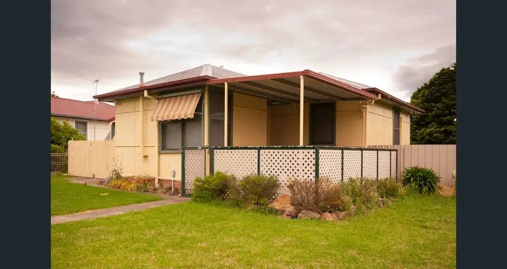 Tidy and Well Kept 2 Bedroom Home with Huge Garage ! AVAILABLE NOW!