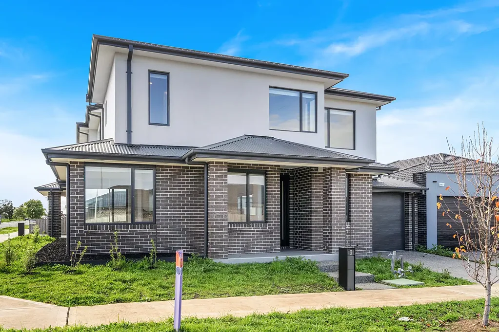 Spacious, Luxurious & Bright!