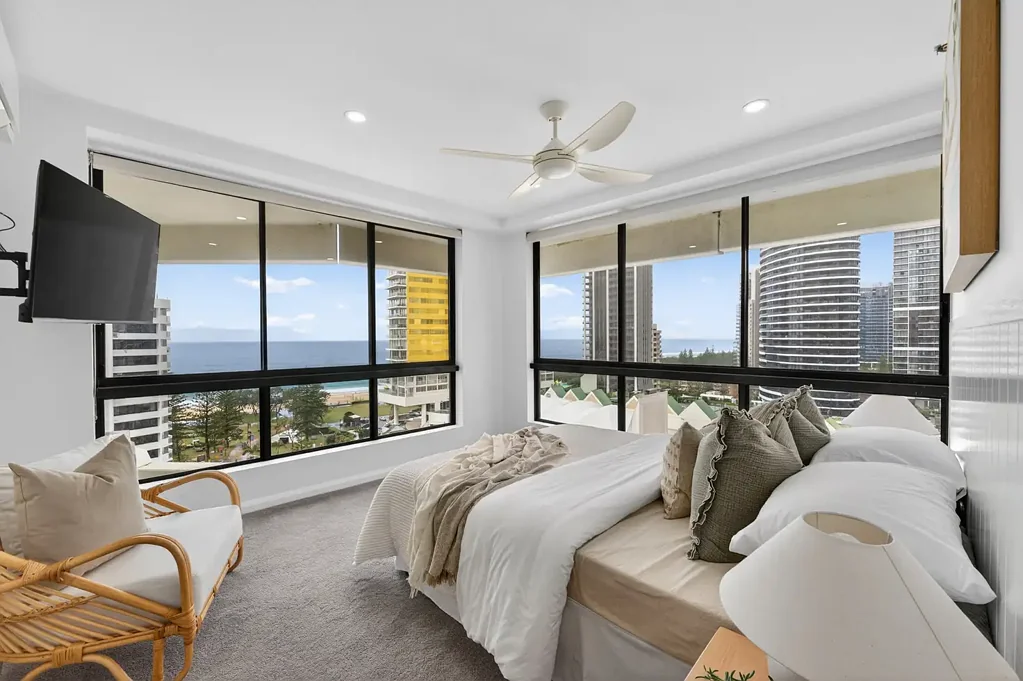 Broadbeach 3 Slaapkamer North East Facing Apartment Fully Renovated