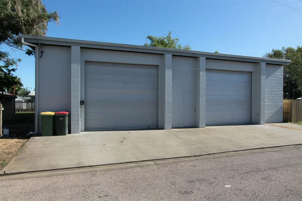 Ayr 1 Bedroom Commercial + Residential!