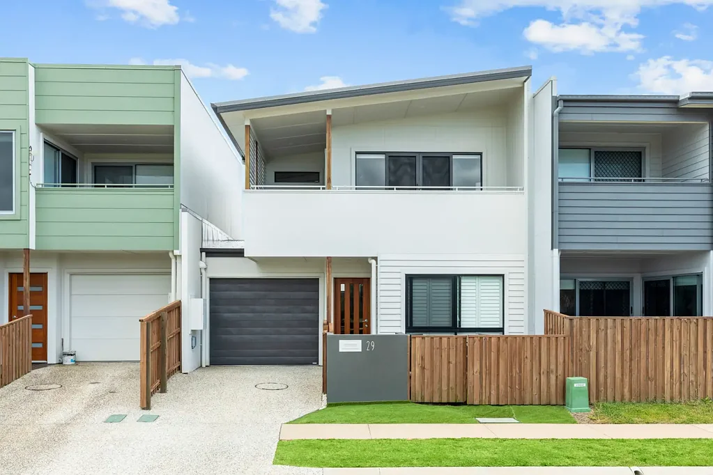 Stunning 3 bedroom Home offering Low Maintenance Living!