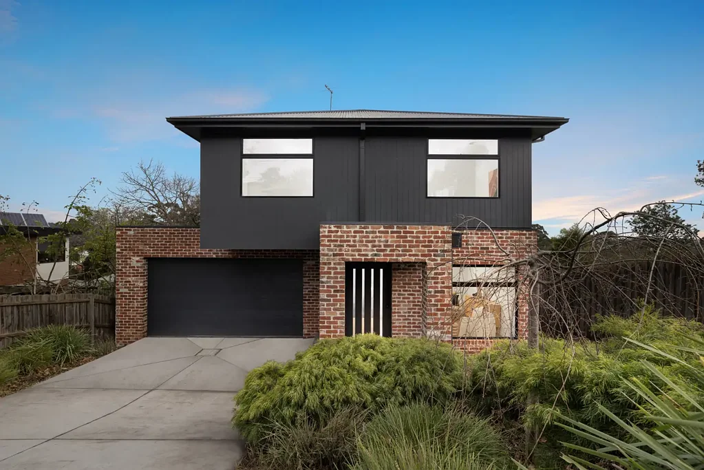 Ferntree Gully 4 Bedroom Contemporary Family Living with Scenic Views