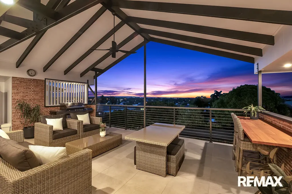 Currimundi 5房  Currimundi Hilltop Retreat | Ocean Views & Dual Living Flexibility