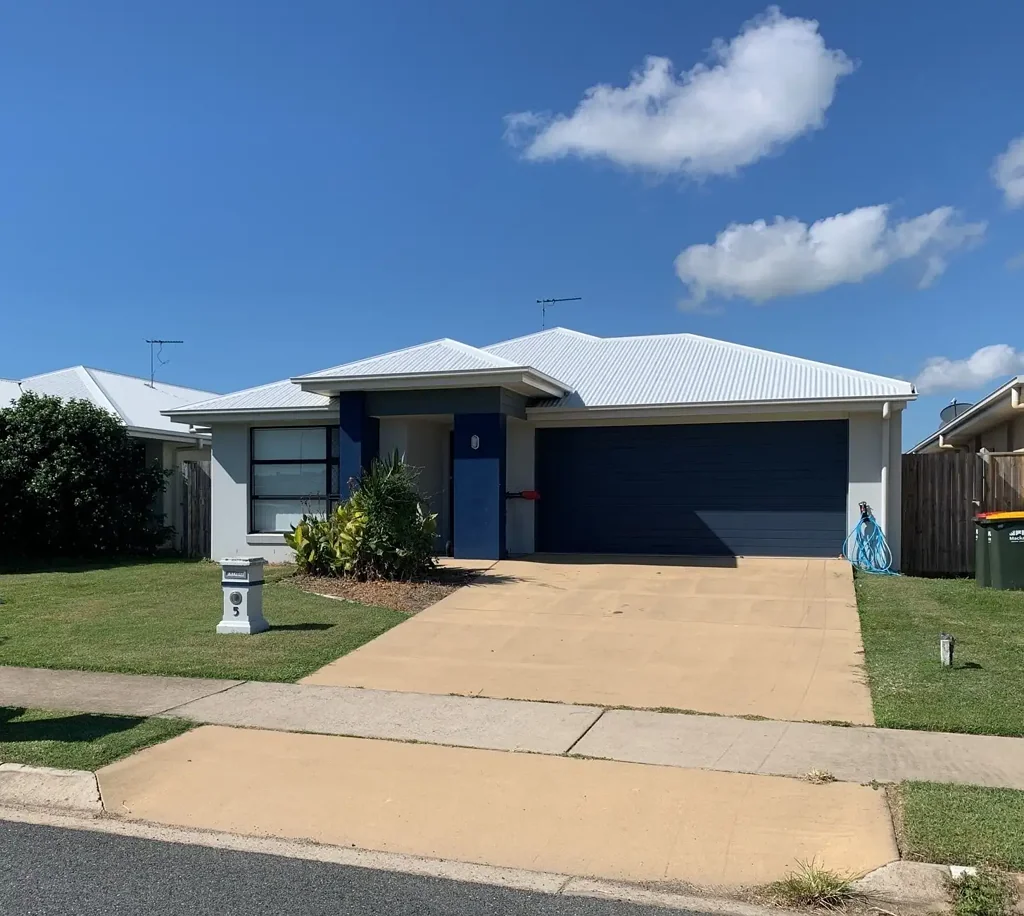 Comfortable Family Living in Blacks Beach Cove