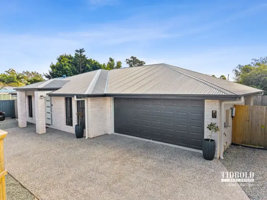 Redland Bay 4房 2025年新宅 四卧宽敞 主卧套间 双车库便利 开放式布局 水岸步道近 优质学区旁 沿海生活优 Golf Course Walks and Modern Family Living!