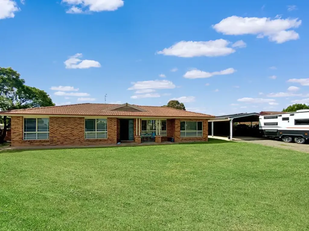 Forbes 4ห้องนอน Modern Family Living on a Generous Corner Block