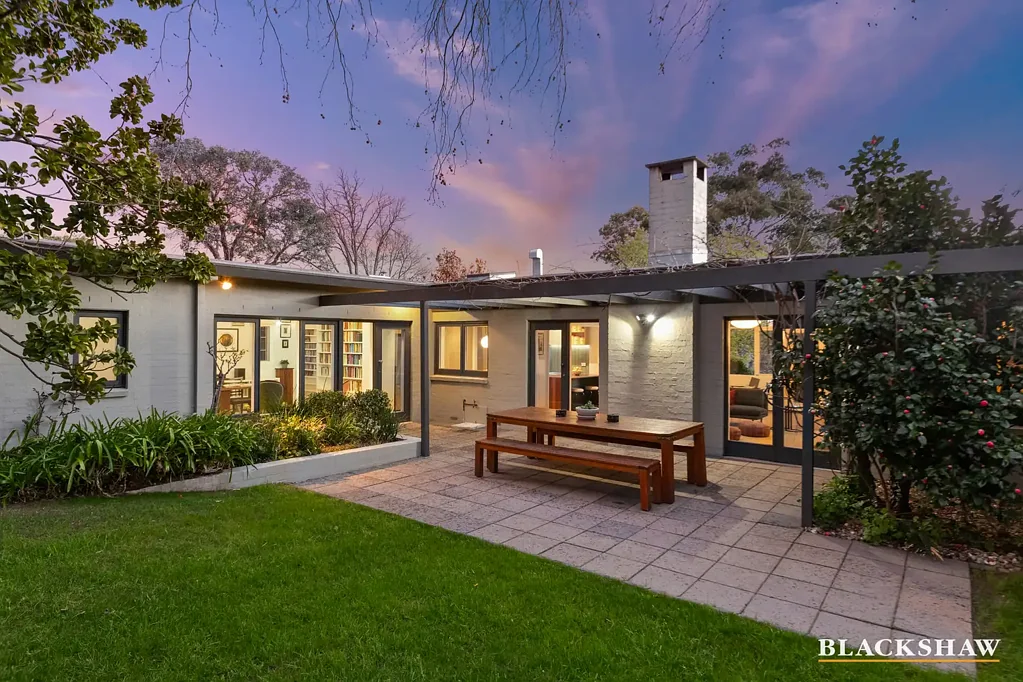 Yarralumla 4 Slaapkamer Architectural pedigree, reinvented for contemporary living in Yarralumla
