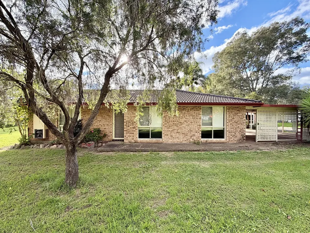 Acreage living with space, privacy and convenience
