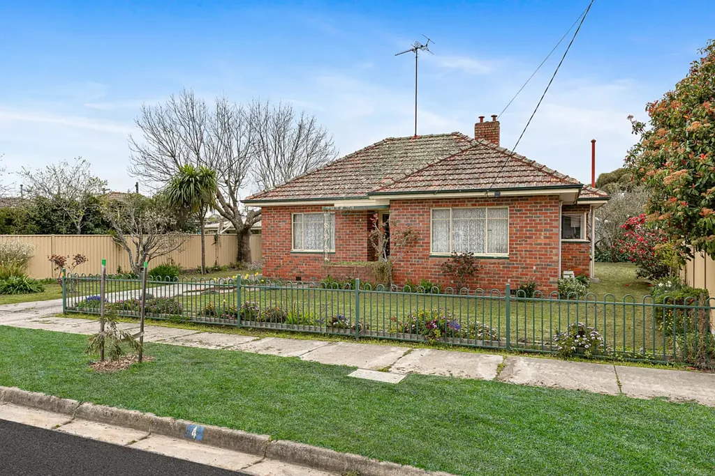 4 Poplar Street, Wendouree, VIC 3355