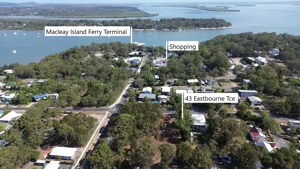 Macleay Island 宽敞地块 东本恩名街 步行渡轮码头 村庄中心近便 稀有开发良机 潜力无限 Prime Location – Walk to the ferry and shops