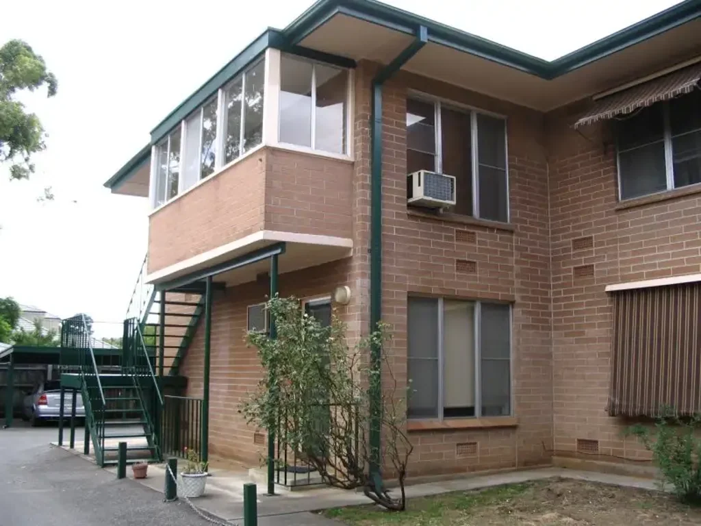 UPSTAIRS 2 BEDROOM UNIT