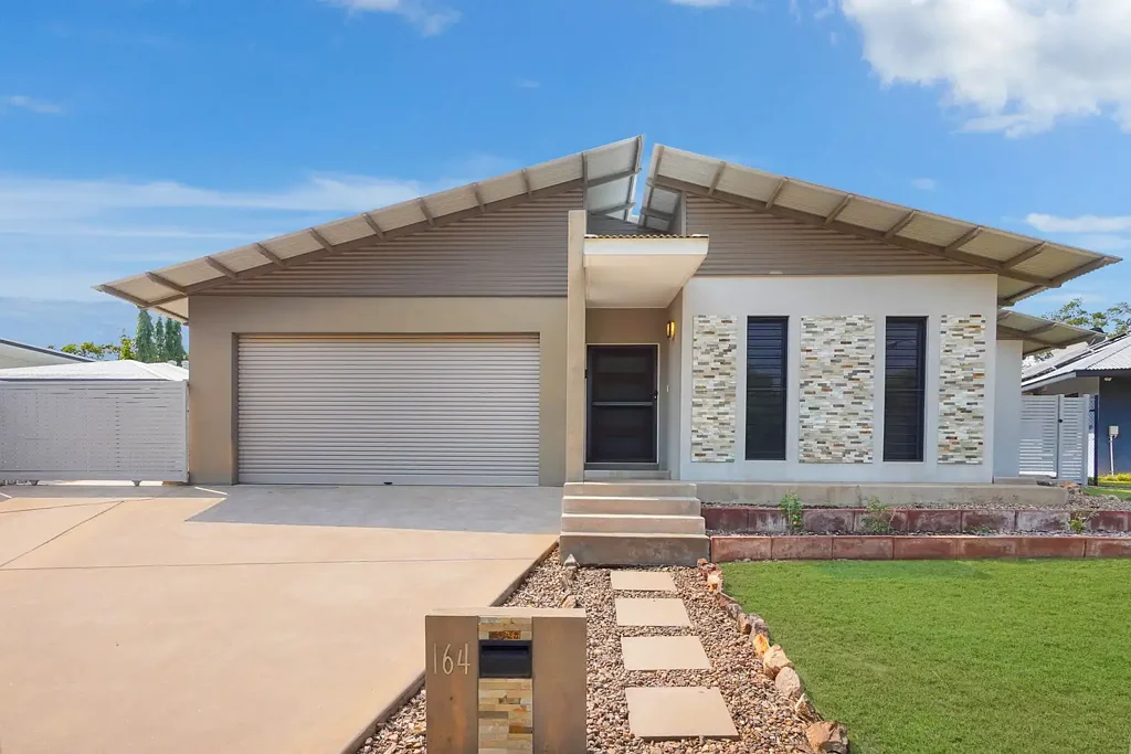 Johnston 4Kwarto Stylish, contemporary 4 bedroom home with large yard and shed!