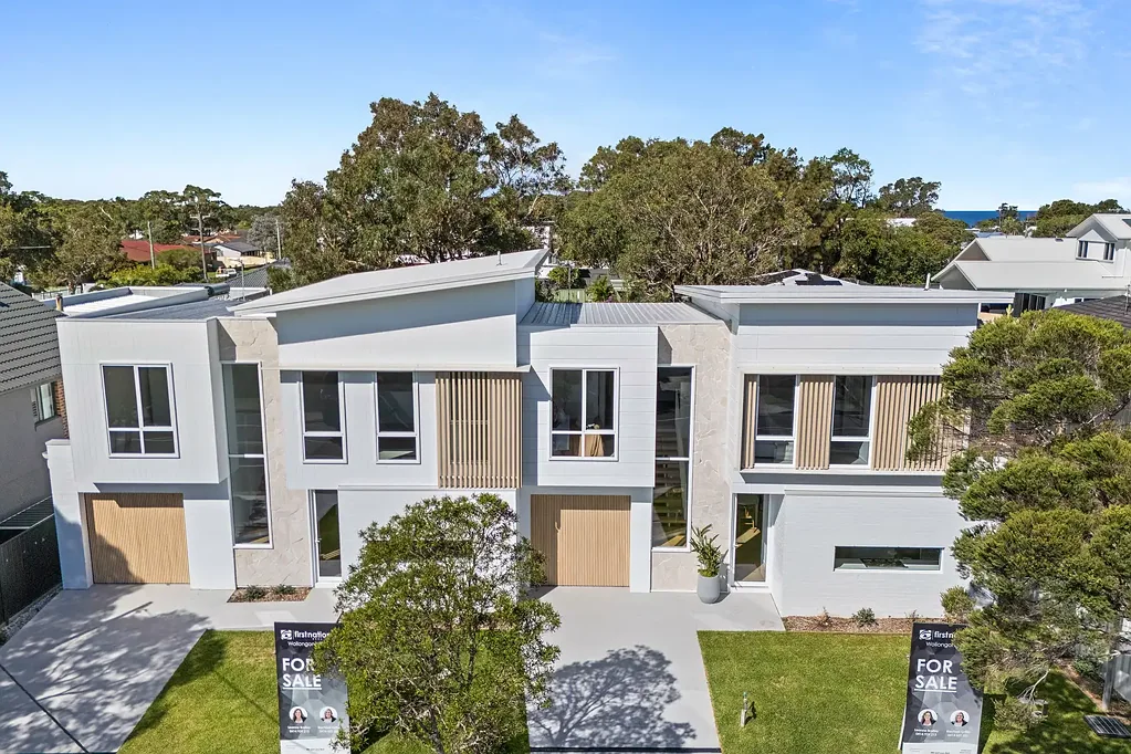 East Corrimal 4房 时尚双拼别墅，现代装修 Stylish Duplex with Modern Finishes