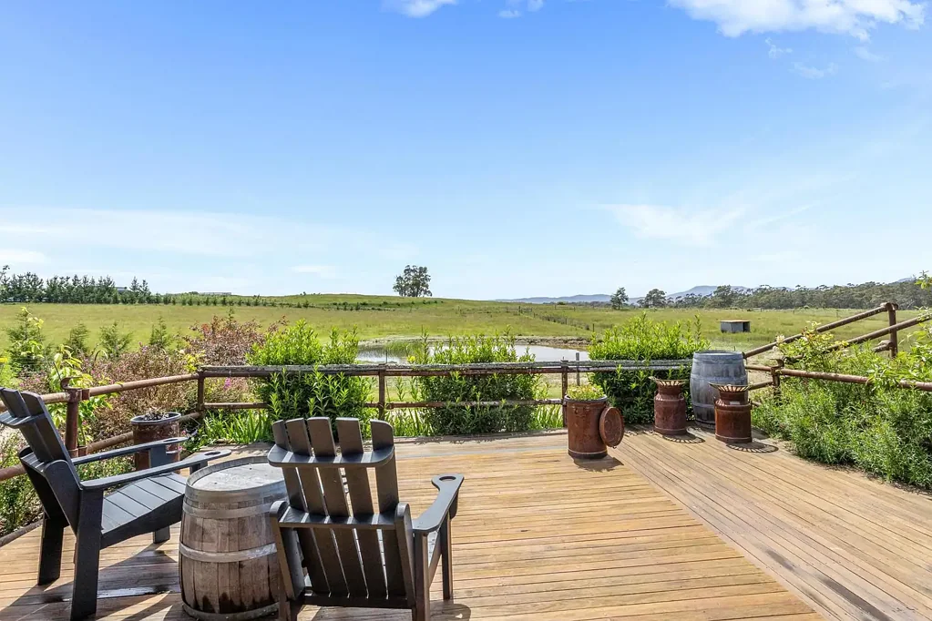 Exeter 5Habitaciones A Tranquil 50-Acre Lifestyle Retreat With Income-Generating Airbnb from the beautifully transformed dairy