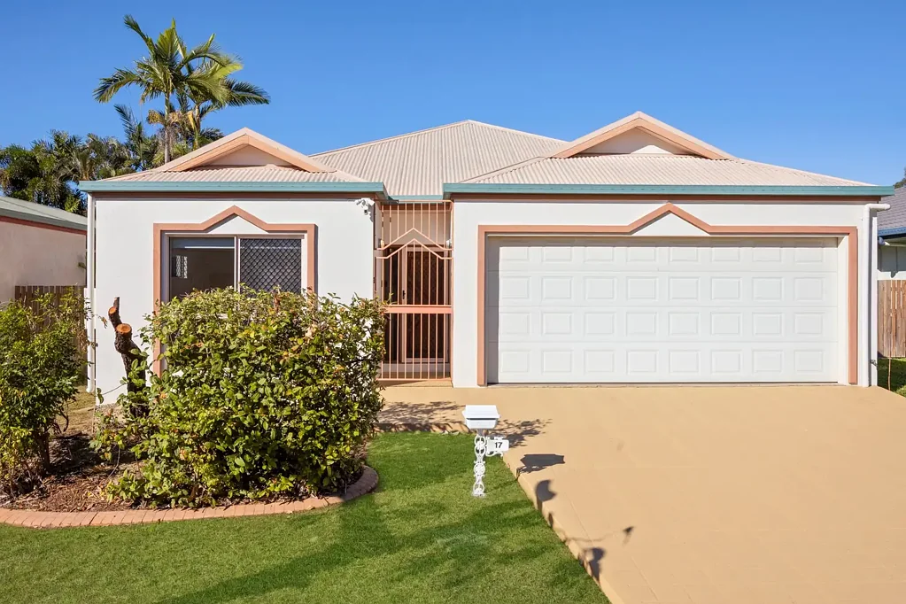 Three bedroom family home with Pool