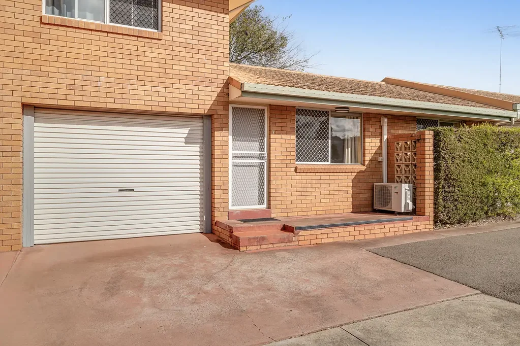 East Toowoomba 2房 East Toowoomba黄金地段 84平米宽敞两居 私人庭院 锁车车位 近Queens Park 步行生活圈 战略性地块 2882平米双街面 潜力无限 Where Lifestyle Meets Long-Term Opportunity!