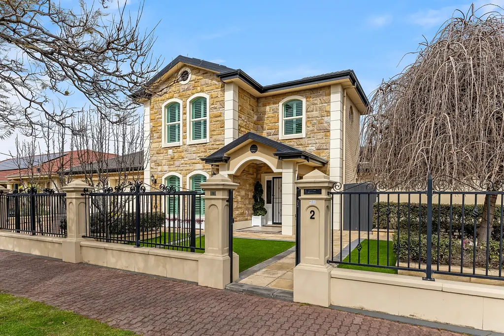 2 Golflands Terrace, Glenelg North, SA 5045